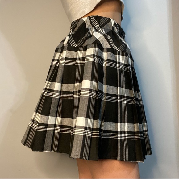 pleated black plaid skirt - Picture 2 of 4